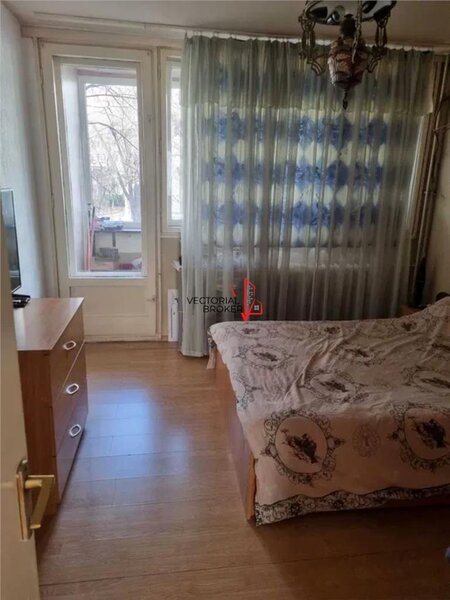 Titan - Piata Minis 4 camere, decomandat, etaj 1/4,