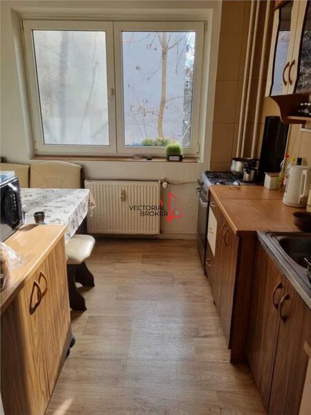 Titan - Piata Minis 4 camere, decomandat, etaj 1/4,